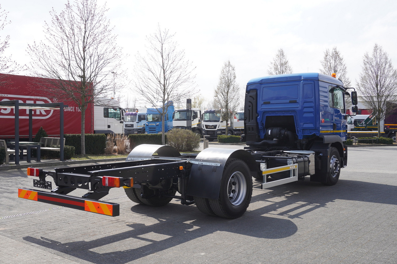 MAN TGM 18.290 E6 / Full ADR / sleeper cabin / chassis - Alvaz teherautó: 3 kép. MAN TGM 18.290 E6 / Full ADR / sleeper cabin / chassis - Alvaz teherautó: 3 kép.