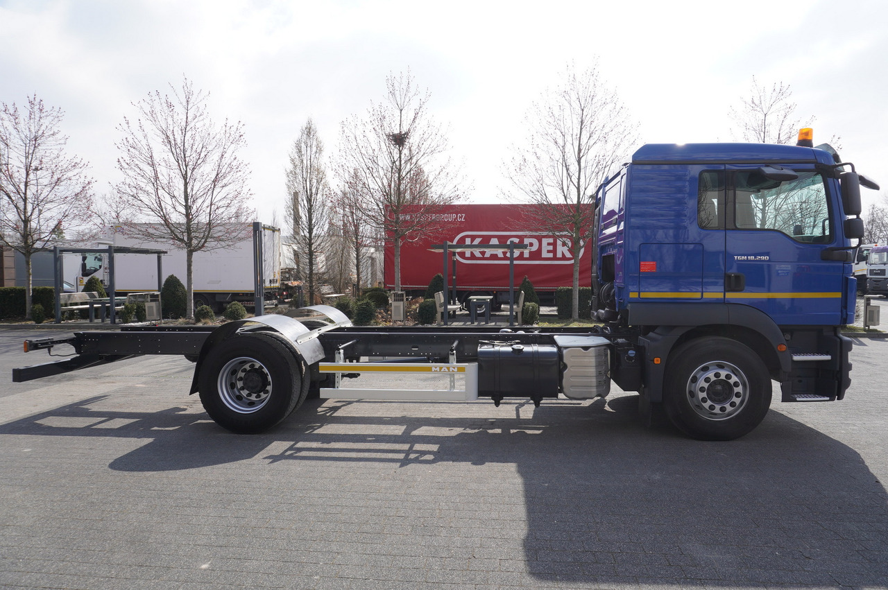 MAN TGM 18.290 E6 / Full ADR / sleeper cabin / chassis - Alvaz teherautó: 2 kép. MAN TGM 18.290 E6 / Full ADR / sleeper cabin / chassis - Alvaz teherautó: 2 kép.