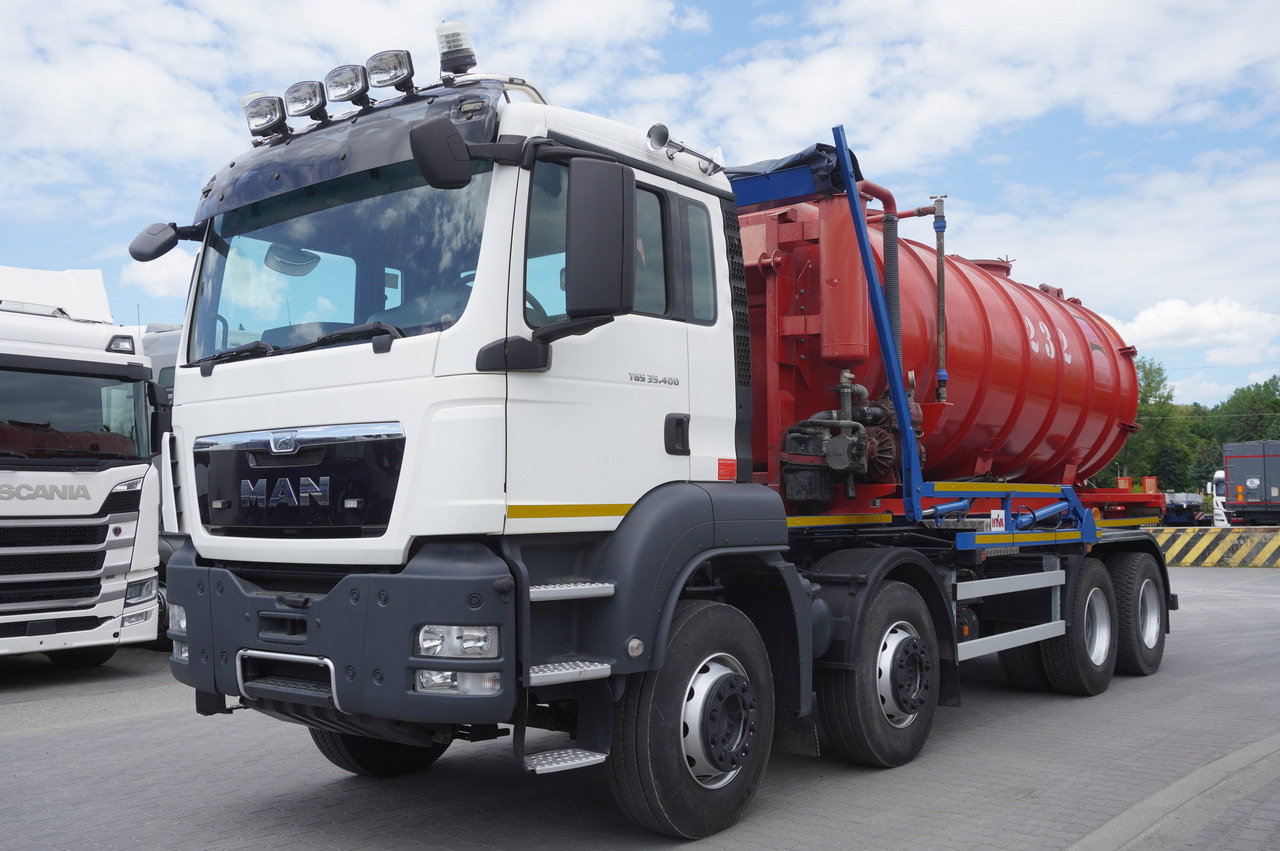 MAN TGS 35.400 8 × 4 E5 / HYVA HOOK LIFT 32.56 SE / Septic barrel 13000 L - Szippantó tartálykocsi: 2 kép. MAN TGS 35.400 8 × 4 E5 / HYVA HOOK LIFT 32.56 SE / Septic barrel 13000 L - Szippantó tartálykocsi: 2 kép.