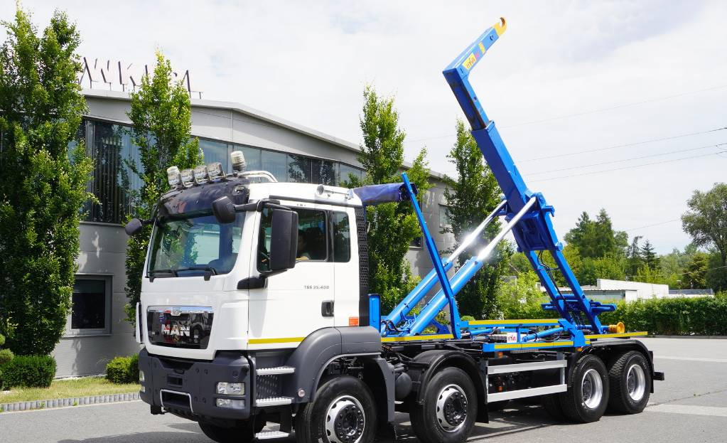 MAN TGS 35.400 8×4 HYVA LIFT 32.56 SE hooklift - Horgos rakodó teherautó: 1 kép. MAN TGS 35.400 8×4 HYVA LIFT 32.56 SE hooklift - Horgos rakodó teherautó: 1 kép.