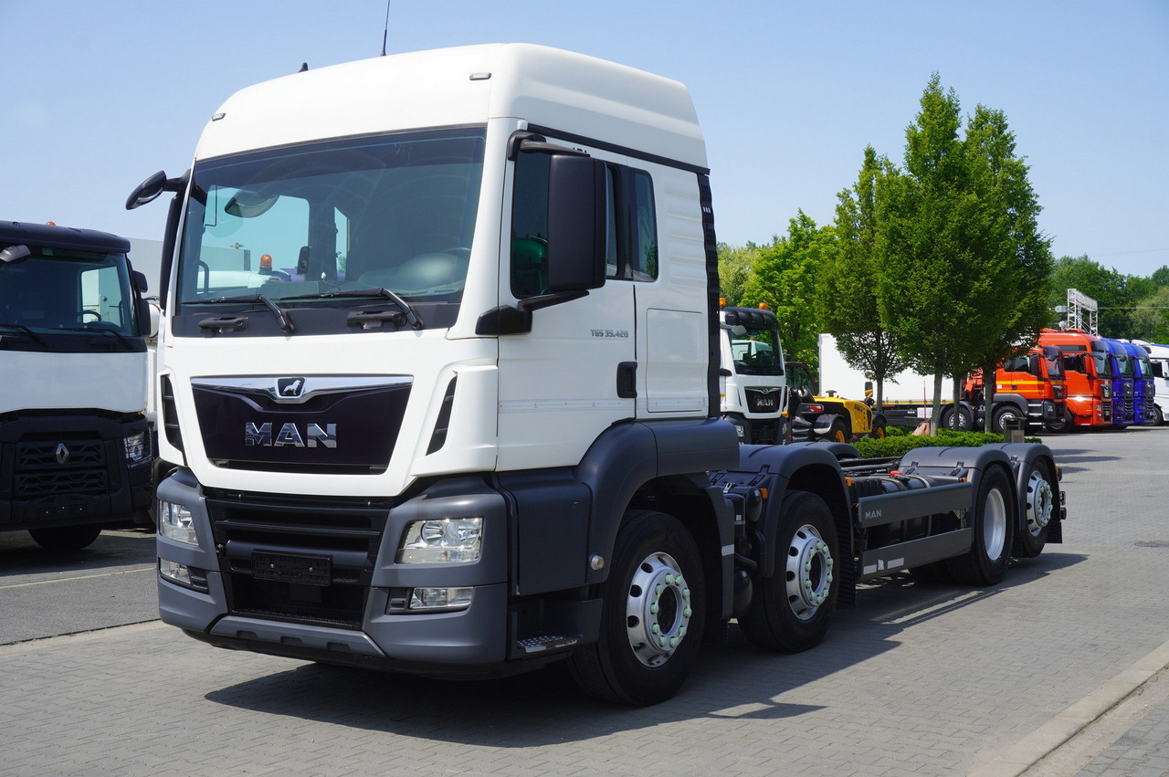 MAN TGS 35.420 8×2 / Chassis 6.4 m / 3 steered axles - Darus autó: 2 kép. MAN TGS 35.420 8×2 / Chassis 6.4 m / 3 steered axles - Darus autó: 2 kép.