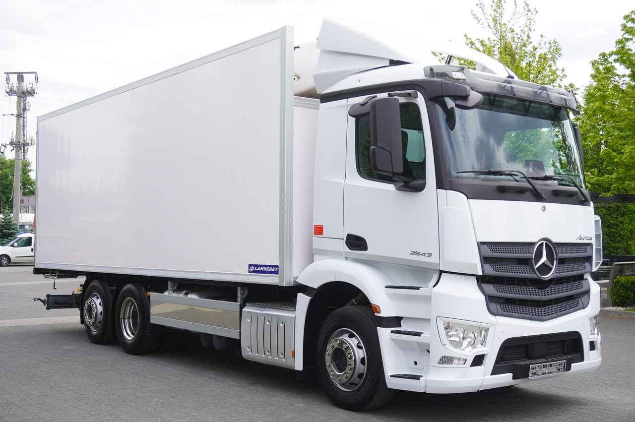 MERCEDES-BENZ 2543 / NEW Lamberet refrigerator/ 160 tho. km / steered 3rd axle - Hűtős teherautó: 2 kép. MERCEDES-BENZ 2543 / NEW Lamberet refrigerator/ 160 tho. km / steered 3rd axle - Hűtős teherautó: 2 kép.