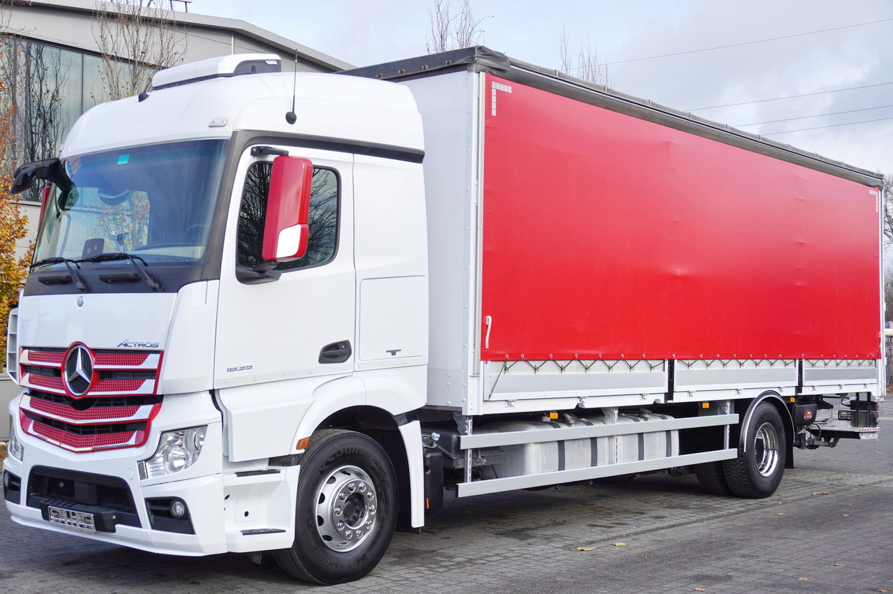 MERCEDES-BENZ Actros 1835 E6 4×2 / Curtainsider 21 pallets / tail lift 1.5t - Ponyvás teherautó: 1 kép. MERCEDES-BENZ Actros 1835 E6 4×2 / Curtainsider 21 pallets / tail lift 1.5t - Ponyvás teherautó: 1 kép.
