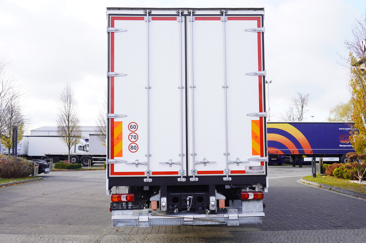 MERCEDES-BENZ Actros 1835 E6 4×2 / Curtainsider 21 pallets / tail lift 1.5t - Ponyvás teherautó: 2 kép. MERCEDES-BENZ Actros 1835 E6 4×2 / Curtainsider 21 pallets / tail lift 1.5t - Ponyvás teherautó: 2 kép.