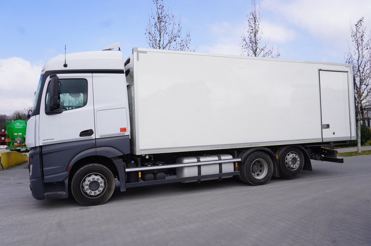 MERCEDES-BENZ Actros 2542 / GIGA cabin / Thermoking 1000R - Hűtős teherautó: 2 kép. MERCEDES-BENZ Actros 2542 / GIGA cabin / Thermoking 1000R - Hűtős teherautó: 2 kép.