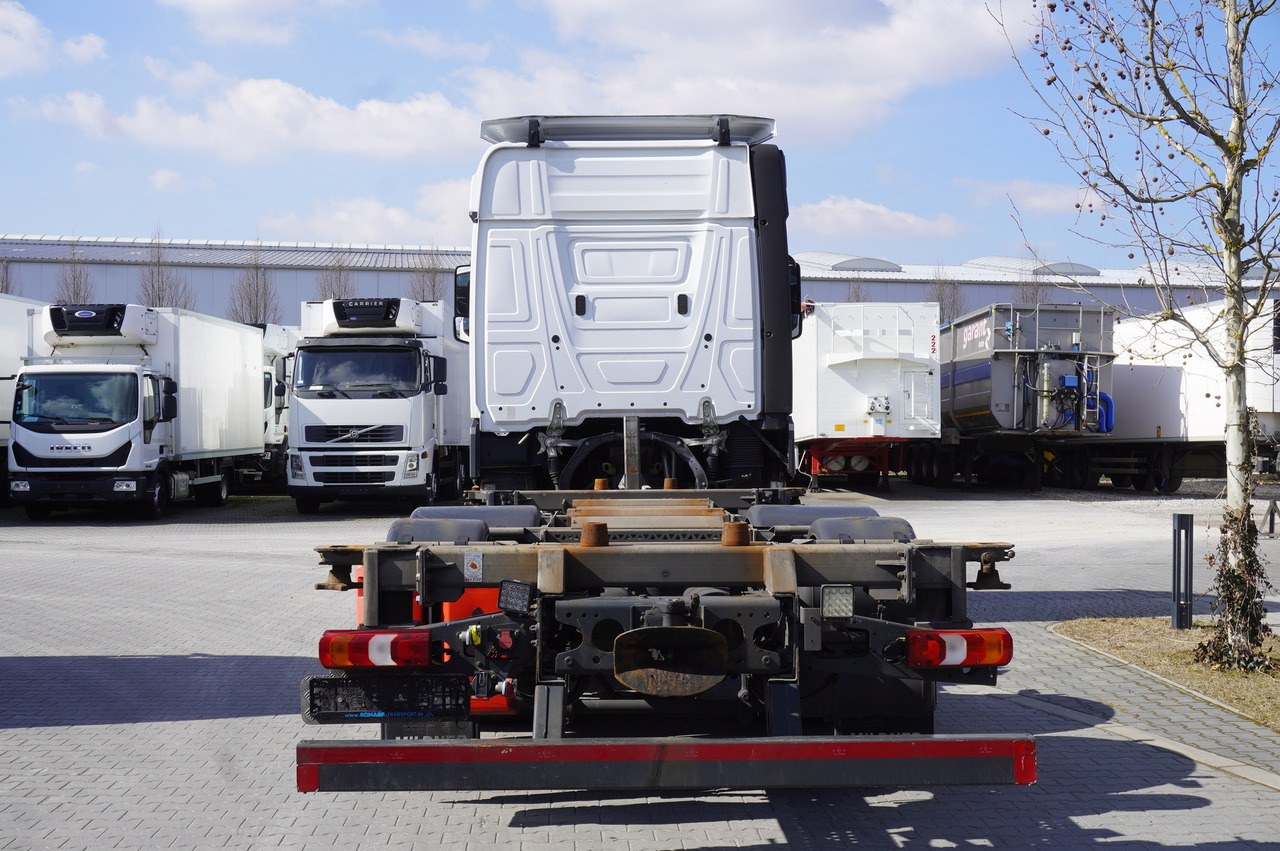 MERCEDES-BENZ Actros 2543 / BDF / Retarder / sleeping cabin - Cserefelépítményes teherautó: 4 kép. MERCEDES-BENZ Actros 2543 / BDF / Retarder / sleeping cabin - Cserefelépítményes teherautó: 4 kép.