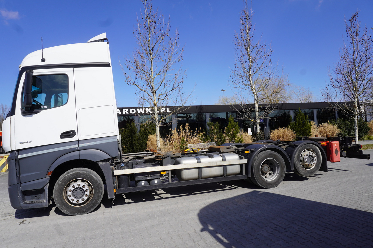 MERCEDES-BENZ Actros 2543 / BDF / Retarder / sleeping cabin - Cserefelépítményes teherautó: 3 kép. MERCEDES-BENZ Actros 2543 / BDF / Retarder / sleeping cabin - Cserefelépítményes teherautó: 3 kép.
