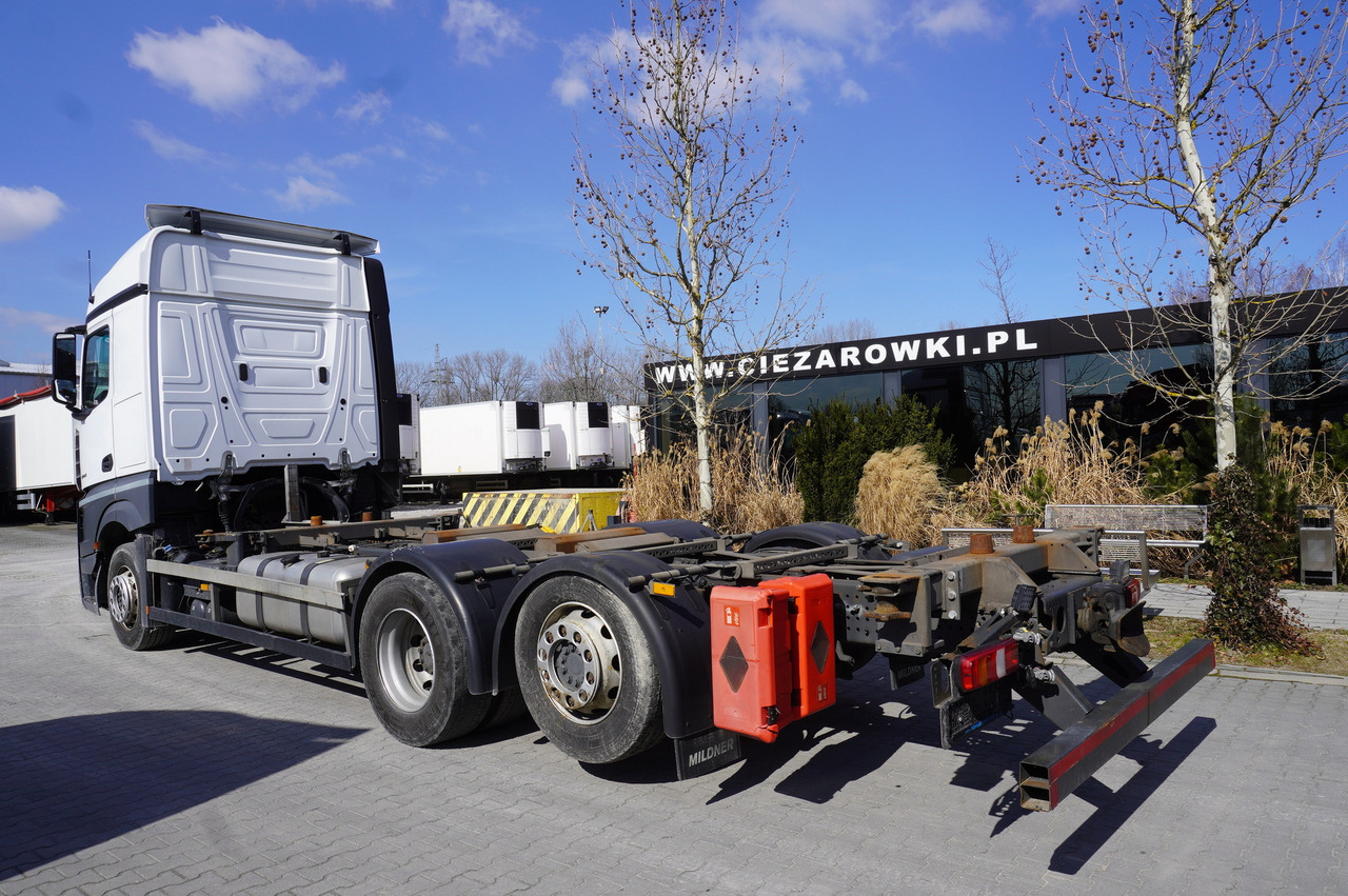 MERCEDES-BENZ Actros 2543 / BDF / Retarder / sleeping cabin - Cserefelépítményes teherautó: 3 kép. MERCEDES-BENZ Actros 2543 / BDF / Retarder / sleeping cabin - Cserefelépítményes teherautó: 3 kép.