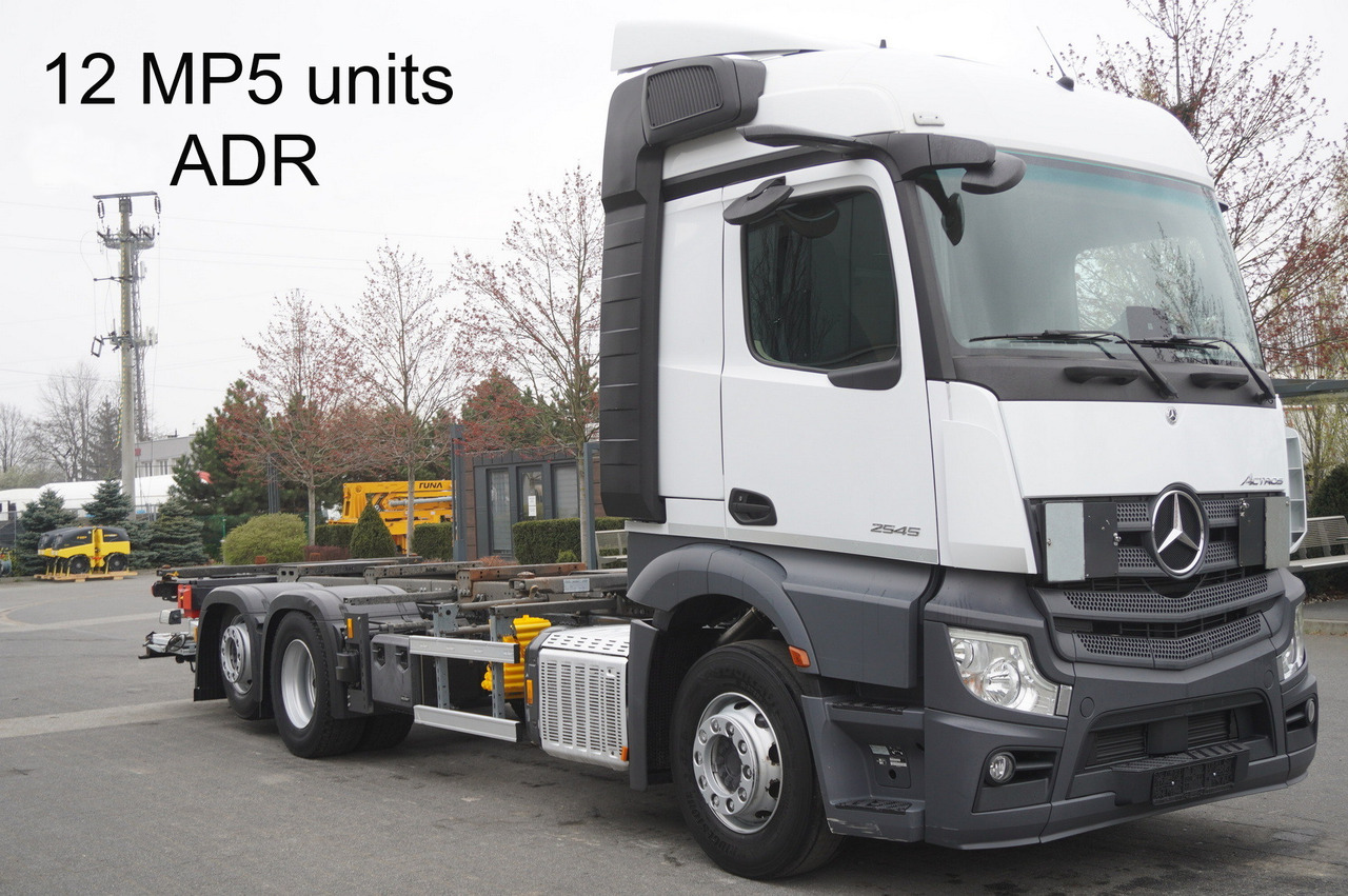 MERCEDES-BENZ Actros 2545 6×2 MP5 / ADR / several units - Cserefelépítményes teherautó: 1 kép. MERCEDES-BENZ Actros 2545 6×2 MP5 / ADR / several units - Cserefelépítményes teherautó: 1 kép.