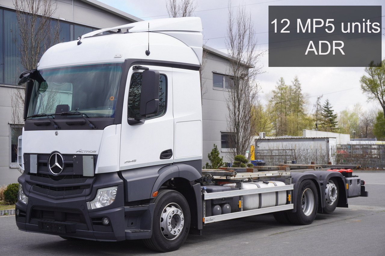 MERCEDES-BENZ Actros 2545 6×2 MP5 / ADR / several units - Cserefelépítményes teherautó: 1 kép. MERCEDES-BENZ Actros 2545 6×2 MP5 / ADR / several units - Cserefelépítményes teherautó: 1 kép.