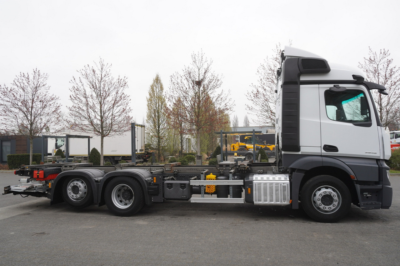 MERCEDES-BENZ Actros 2545 6×2 MP5 / FULL ADR / several units - Cserefelépítményes teherautó: 2 kép. MERCEDES-BENZ Actros 2545 6×2 MP5 / FULL ADR / several units - Cserefelépítményes teherautó: 2 kép.