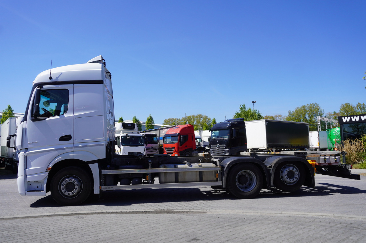 MERCEDES-BENZ Actros 2545 6×2 MP5 / Full ADR / BDF - Cserefelépítményes teherautó: 2 kép. MERCEDES-BENZ Actros 2545 6×2 MP5 / Full ADR / BDF - Cserefelépítményes teherautó: 2 kép.