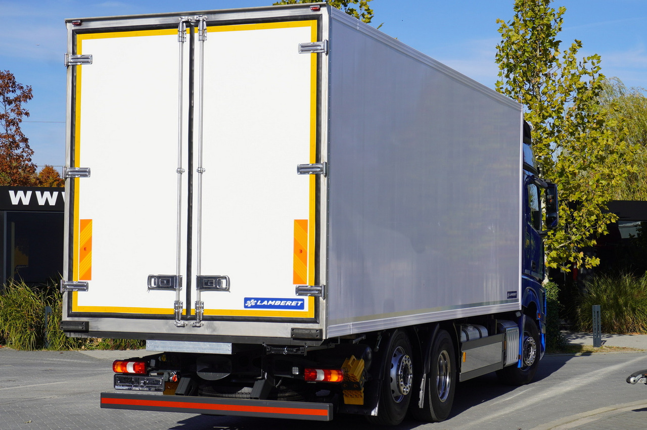 MERCEDES-BENZ Actros 2548 E6 / GIGA / Cab Lounge chair / Lamberet Refrigerator / Carrier Supra 950 - Hűtős teherautó: 3 kép. MERCEDES-BENZ Actros 2548 E6 / GIGA / Cab Lounge chair / Lamberet Refrigerator / Carrier Supra 950 - Hűtős teherautó: 3 kép.