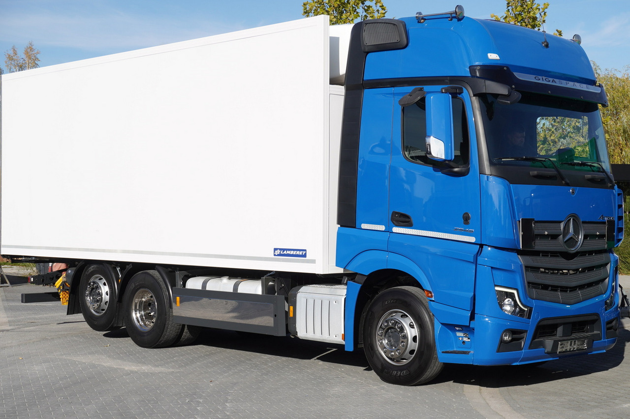 MERCEDES-BENZ Actros 2548 E6 / GIGA / Cab Lounge chair / Lamberet Refrigerator / Carrier Supra 950 - Hűtős teherautó: 2 kép. MERCEDES-BENZ Actros 2548 E6 / GIGA / Cab Lounge chair / Lamberet Refrigerator / Carrier Supra 950 - Hűtős teherautó: 2 kép.