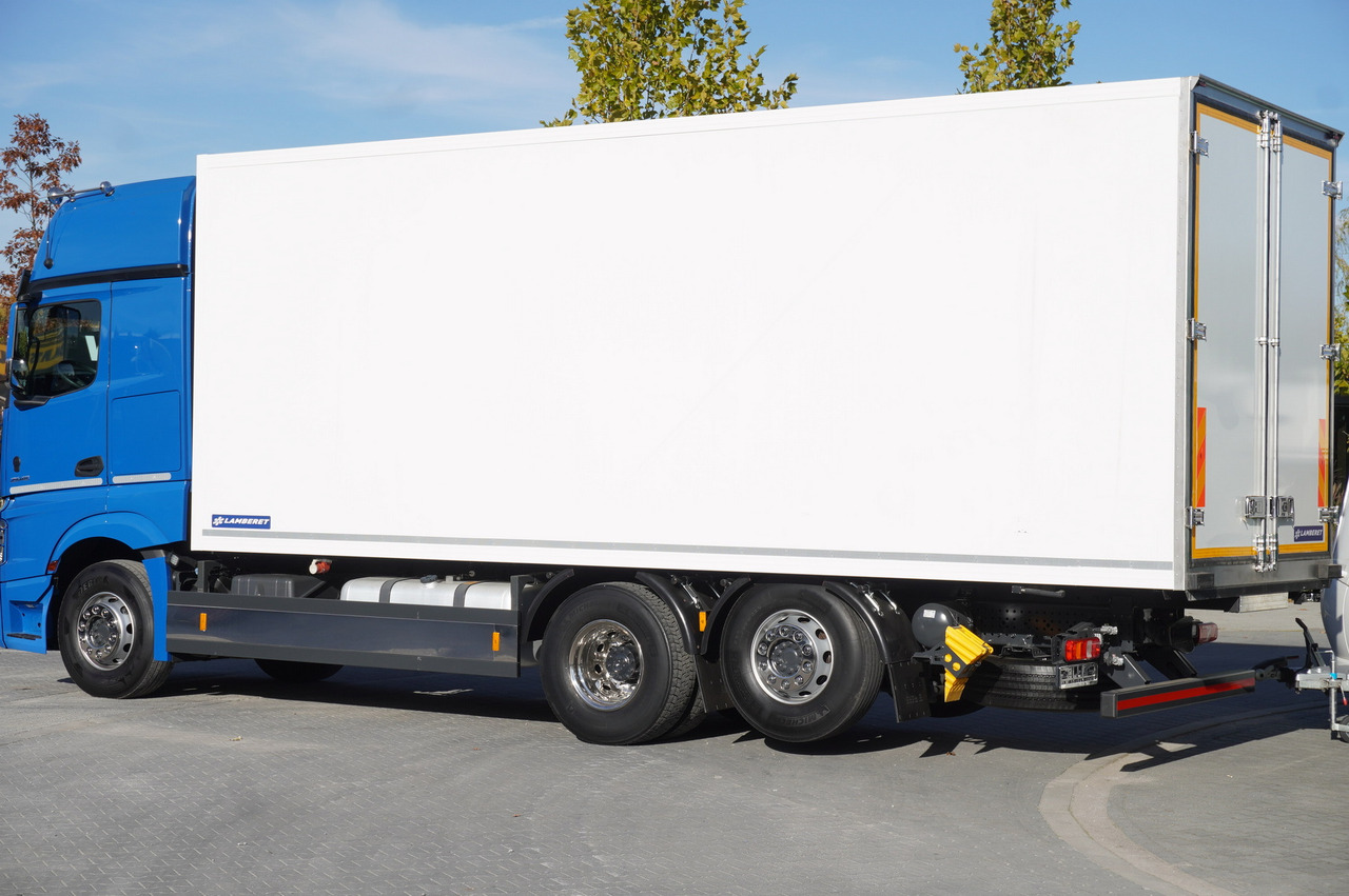 MERCEDES-BENZ Actros 2548 E6 / GIGA / Cab Lounge chair / Lamberet Refrigerator / Carrier Supra 950 - Hűtős teherautó: 4 kép. MERCEDES-BENZ Actros 2548 E6 / GIGA / Cab Lounge chair / Lamberet Refrigerator / Carrier Supra 950 - Hűtős teherautó: 4 kép.