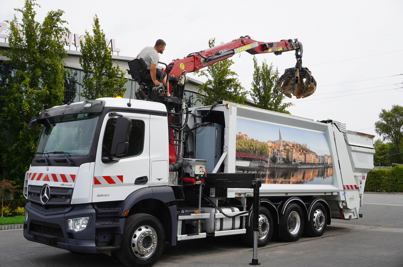 MERCEDES-BENZ Antos 3240 8x2 / Tajfun 5T crane / Farid Industries garbage truck/ 3 steered axles - Szippantós autó: 4 kép. MERCEDES-BENZ Antos 3240 8x2 / Tajfun 5T crane / Farid Industries garbage truck/ 3 steered axles - Szippantós autó: 4 kép.
