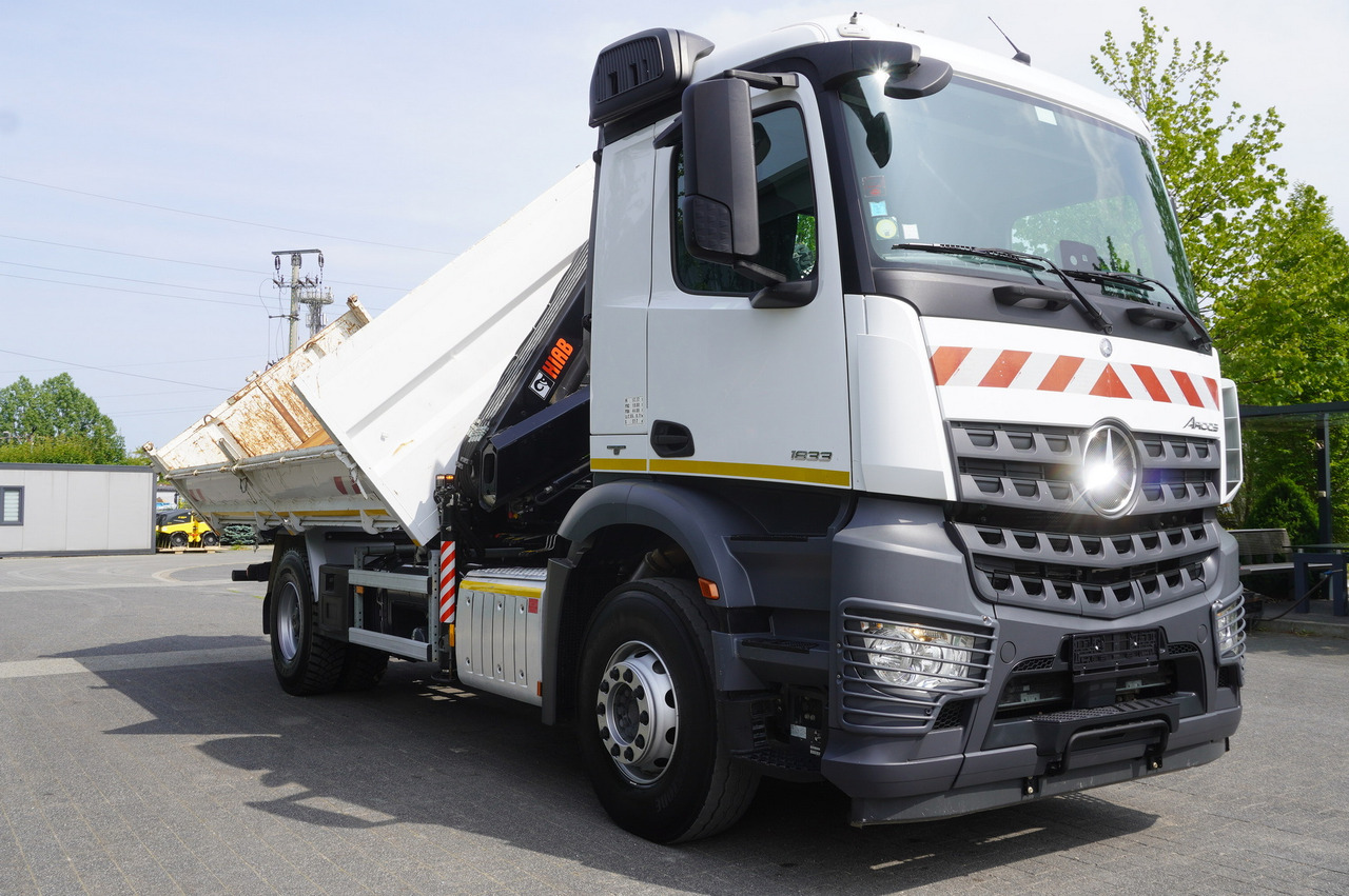 Billenőplatós teherautó, Darus autó MERCEDES-BENZ Arocs 1833 / 87,000 km!!! / Hds HIAB X-DUO 128 B-2 / three-sided tipper: 16 kép.