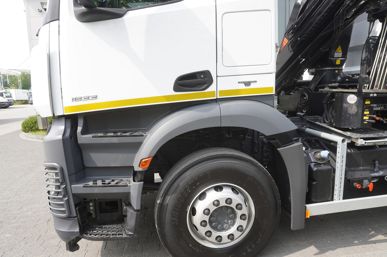 Billenőplatós teherautó, Darus autó MERCEDES-BENZ Arocs 1833 / 87,000 km!!! / Hds HIAB X-DUO 128 B-2 / three-sided tipper: 23 kép.