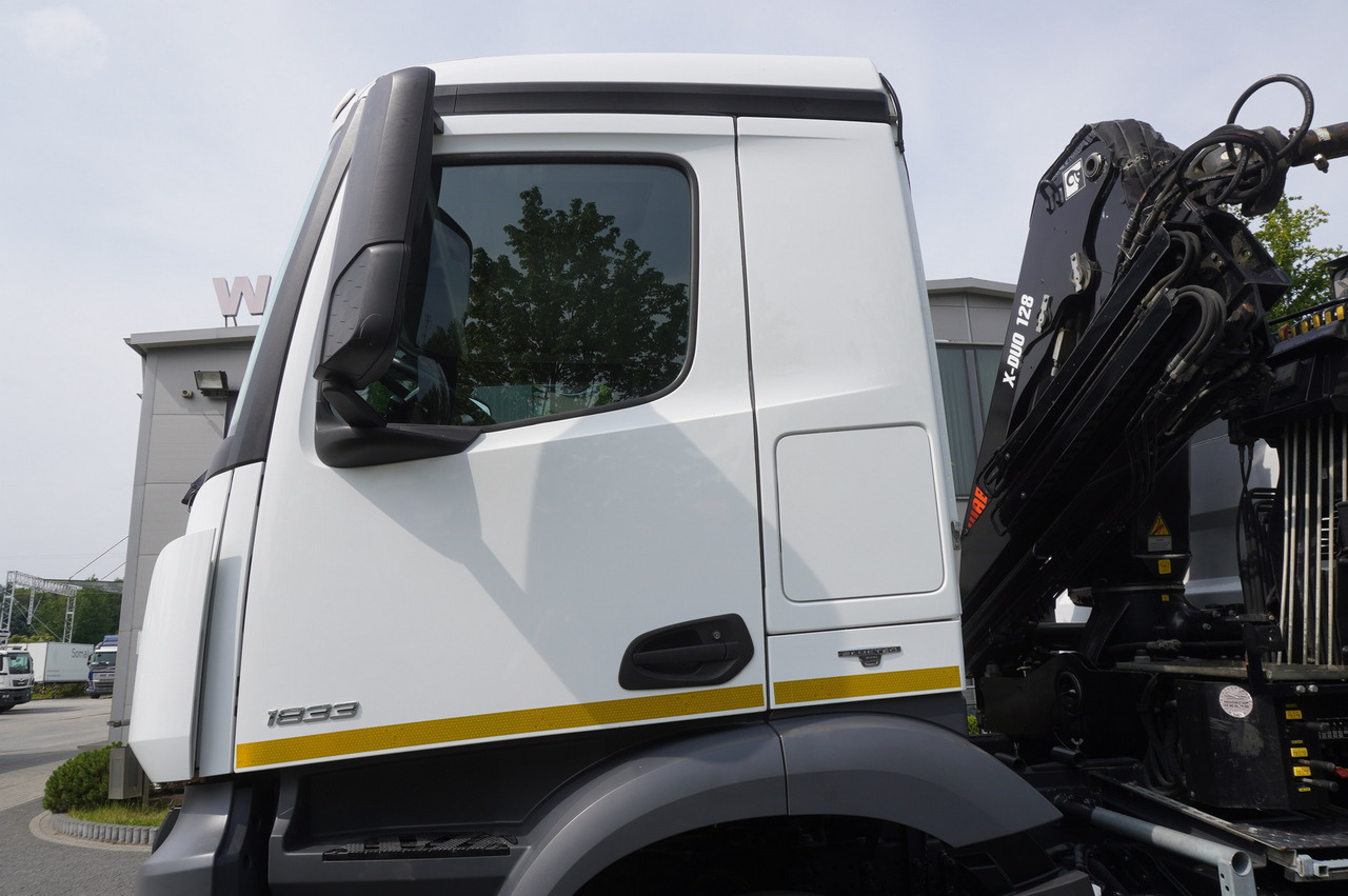 Billenőplatós teherautó, Darus autó MERCEDES-BENZ Arocs 1833 / 87,000 km!!! / Hds HIAB X-DUO 128 B-2 / three-sided tipper: 24 kép.