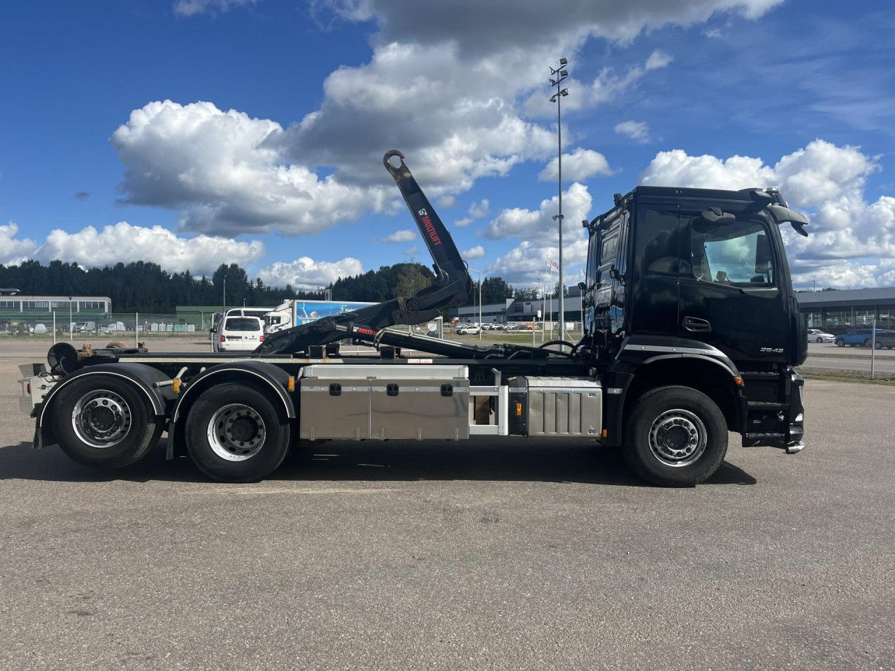MERCEDES-BENZ Arocs 2543 6x2*4 / 21t Hooklift HIAB ULT21Z56 / 2022 - Horgos rakodó teherautó: 4 kép. MERCEDES-BENZ Arocs 2543 6x2*4 / 21t Hooklift HIAB ULT21Z56 / 2022 - Horgos rakodó teherautó: 4 kép.