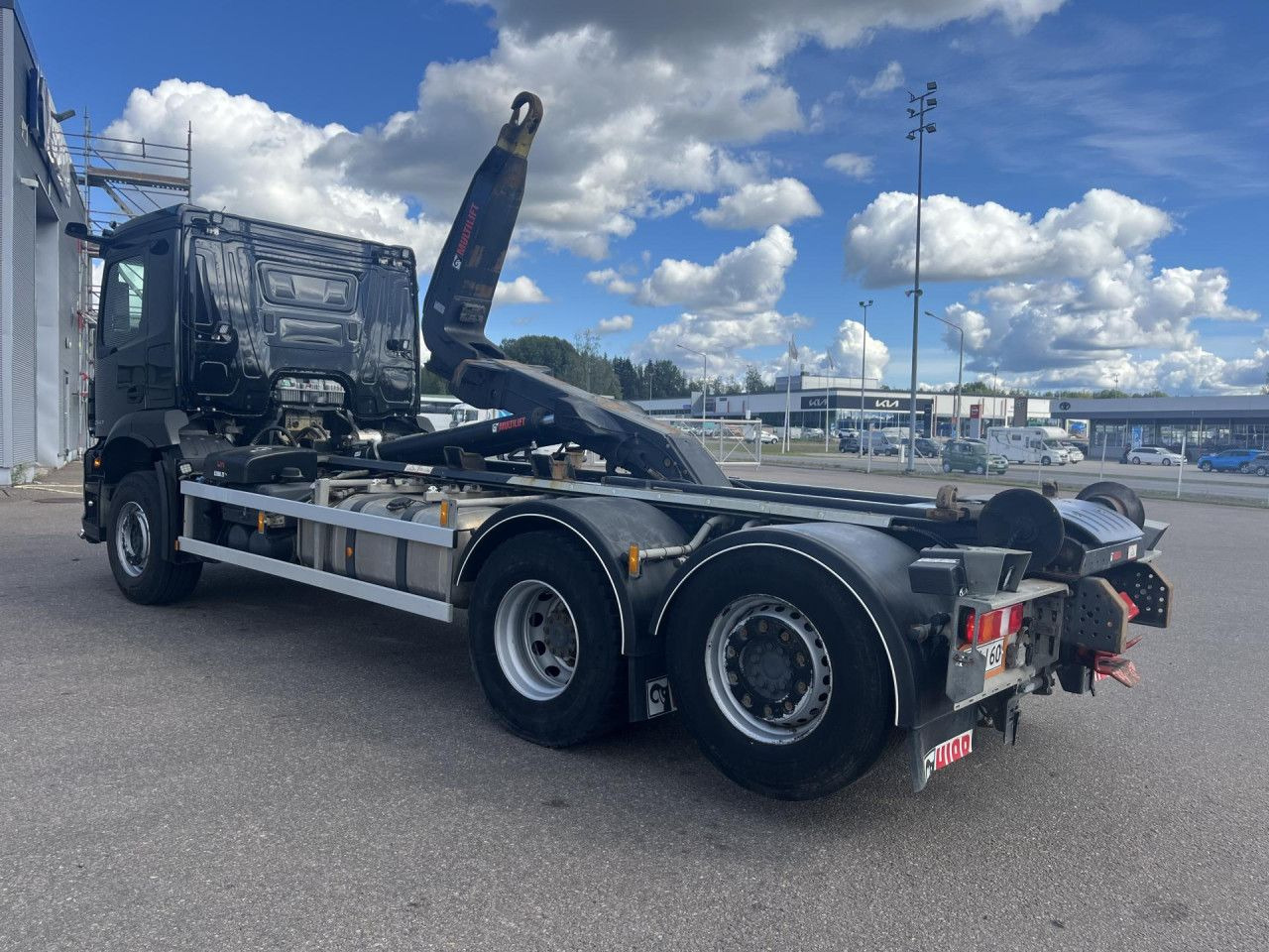 MERCEDES-BENZ Arocs 2543 6x2*4 / 21t Hooklift HIAB ULT21Z56 / 2022 - Horgos rakodó teherautó: 2 kép. MERCEDES-BENZ Arocs 2543 6x2*4 / 21t Hooklift HIAB ULT21Z56 / 2022 - Horgos rakodó teherautó: 2 kép.