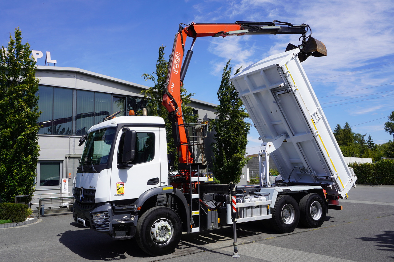 MERCEDES-BENZ Arocs 2636 / 6x4 / HDS Fassi / 3-Way Tipper / Bortmatic - Darus autó: 1 kép. MERCEDES-BENZ Arocs 2636 / 6x4 / HDS Fassi / 3-Way Tipper / Bortmatic - Darus autó: 1 kép.