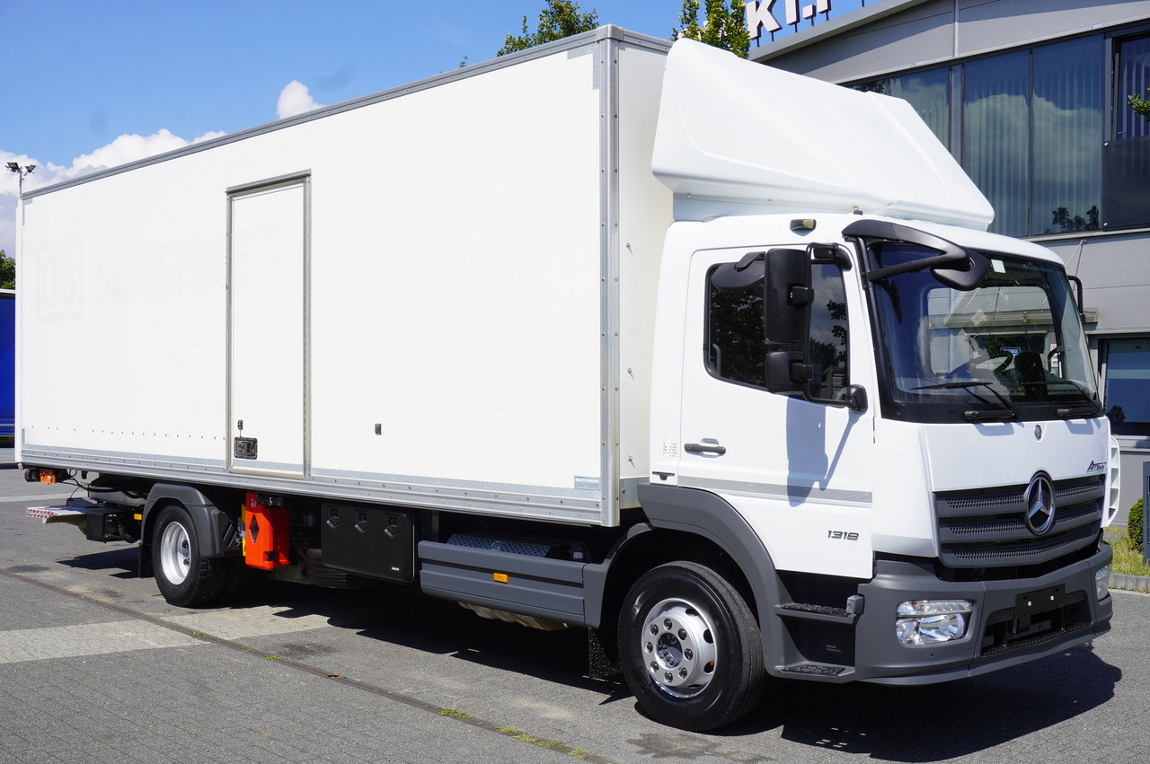MERCEDES-BENZ Atego 1318 E6 / 20 pallet container / lift / 90 thousand km !!! - Dobozos felépítményű teherautó: 1 kép. MERCEDES-BENZ Atego 1318 E6 / 20 pallet container / lift / 90 thousand km !!! - Dobozos felépítményű teherautó: 1 kép.