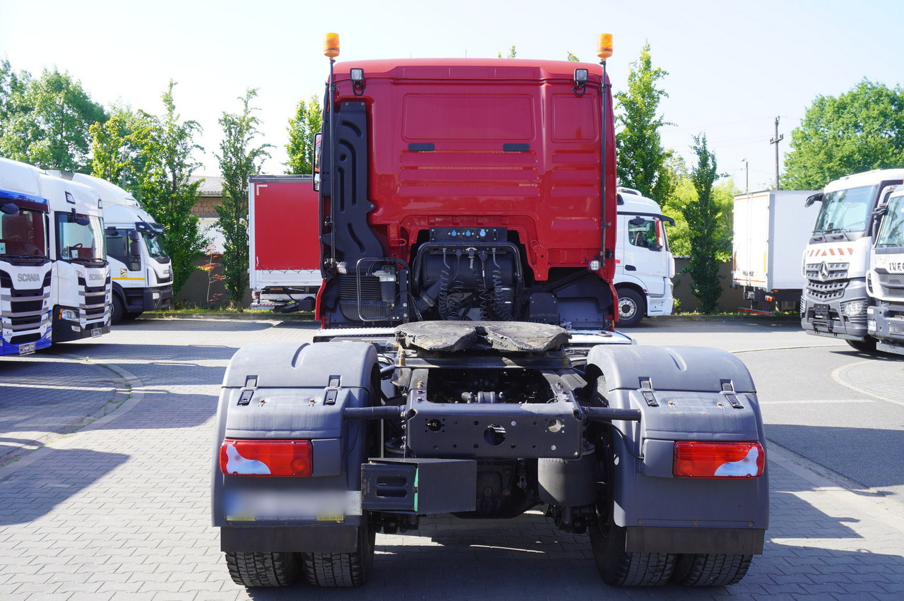 MAN TGX 18.510 4x4 tractor unit / 510 HP / Sleeper cab - Nyergesvontató: 3 kép. MAN TGX 18.510 4x4 tractor unit / 510 HP / Sleeper cab - Nyergesvontató: 3 kép.