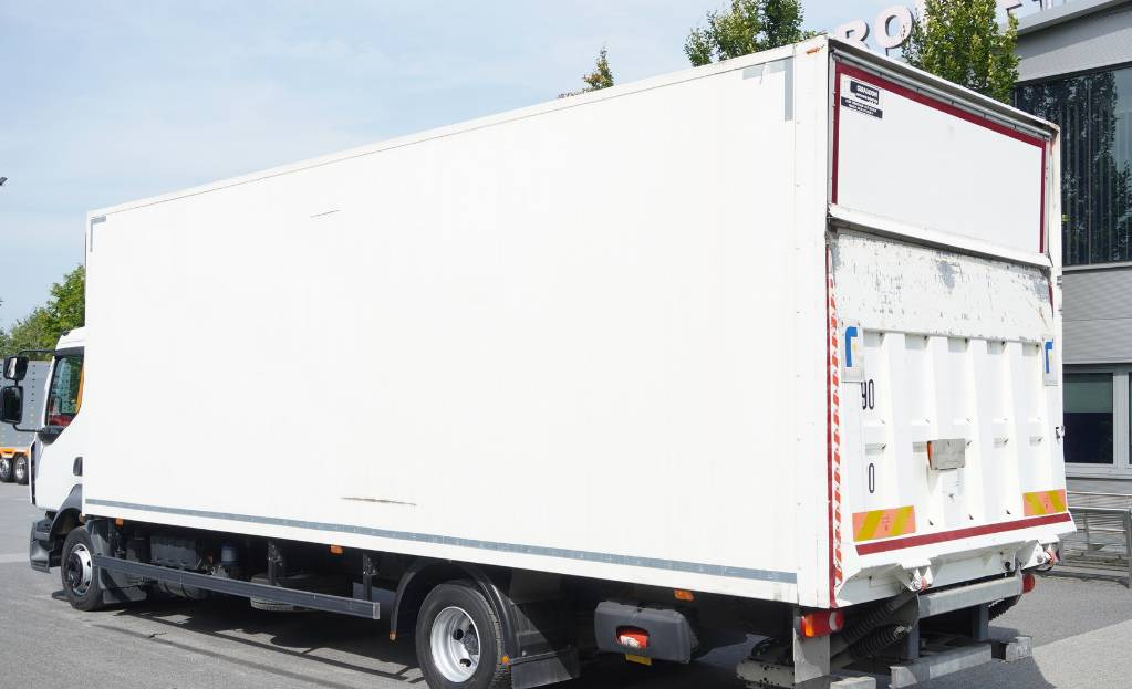 RENAULT D12 E6 / Container 18 pallets / tail lift - Dobozos felépítményű teherautó: 3 kép. RENAULT D12 E6 / Container 18 pallets / tail lift - Dobozos felépítményű teherautó: 3 kép.