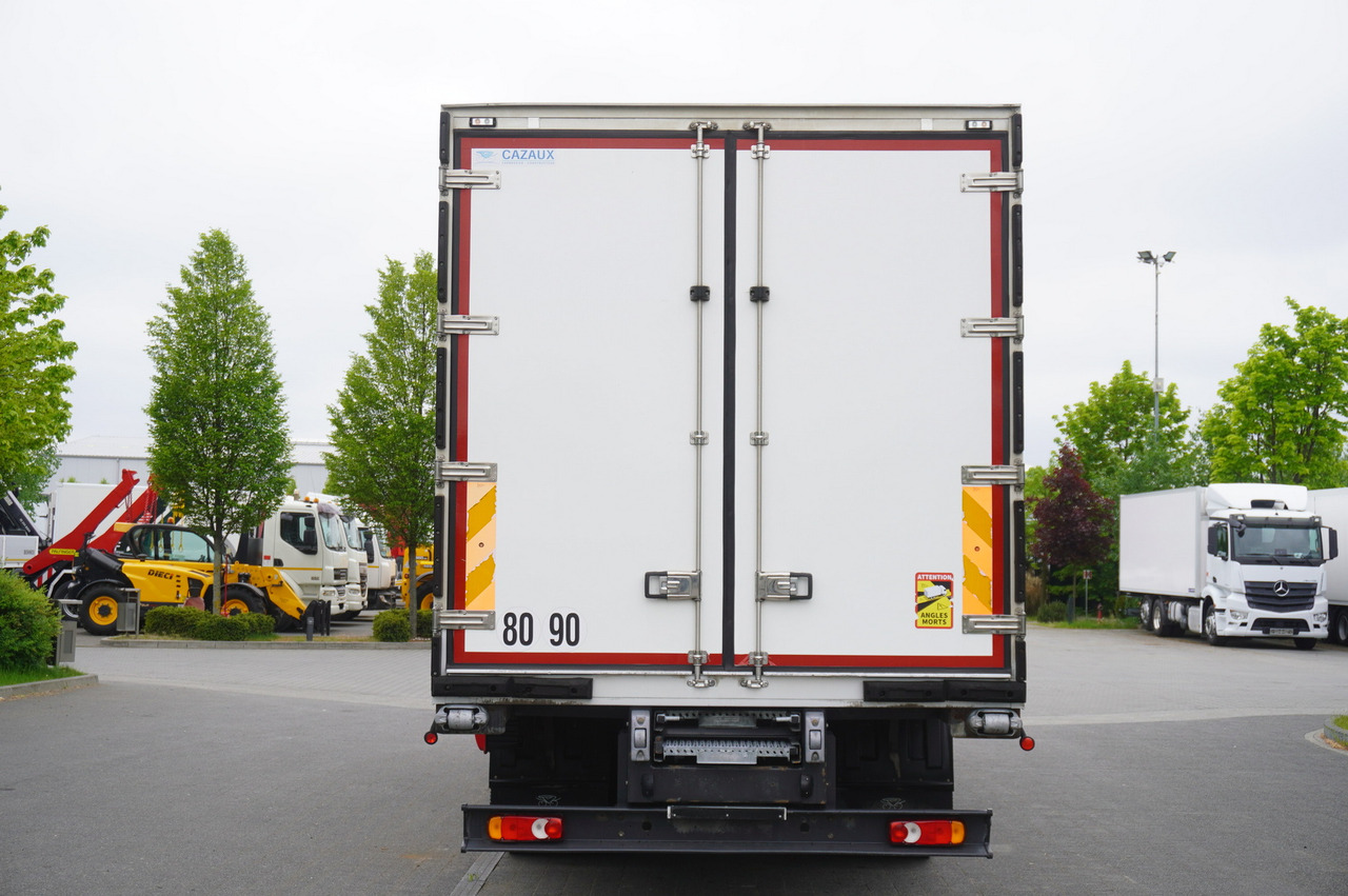RENAULT D13 / 140 tho km !!! / Meat hook refrigerator / Thermoking T800R / 2 units - Hűtős teherautó: 4 kép. RENAULT D13 / 140 tho km !!! / Meat hook refrigerator / Thermoking T800R / 2 units - Hűtős teherautó: 4 kép.
