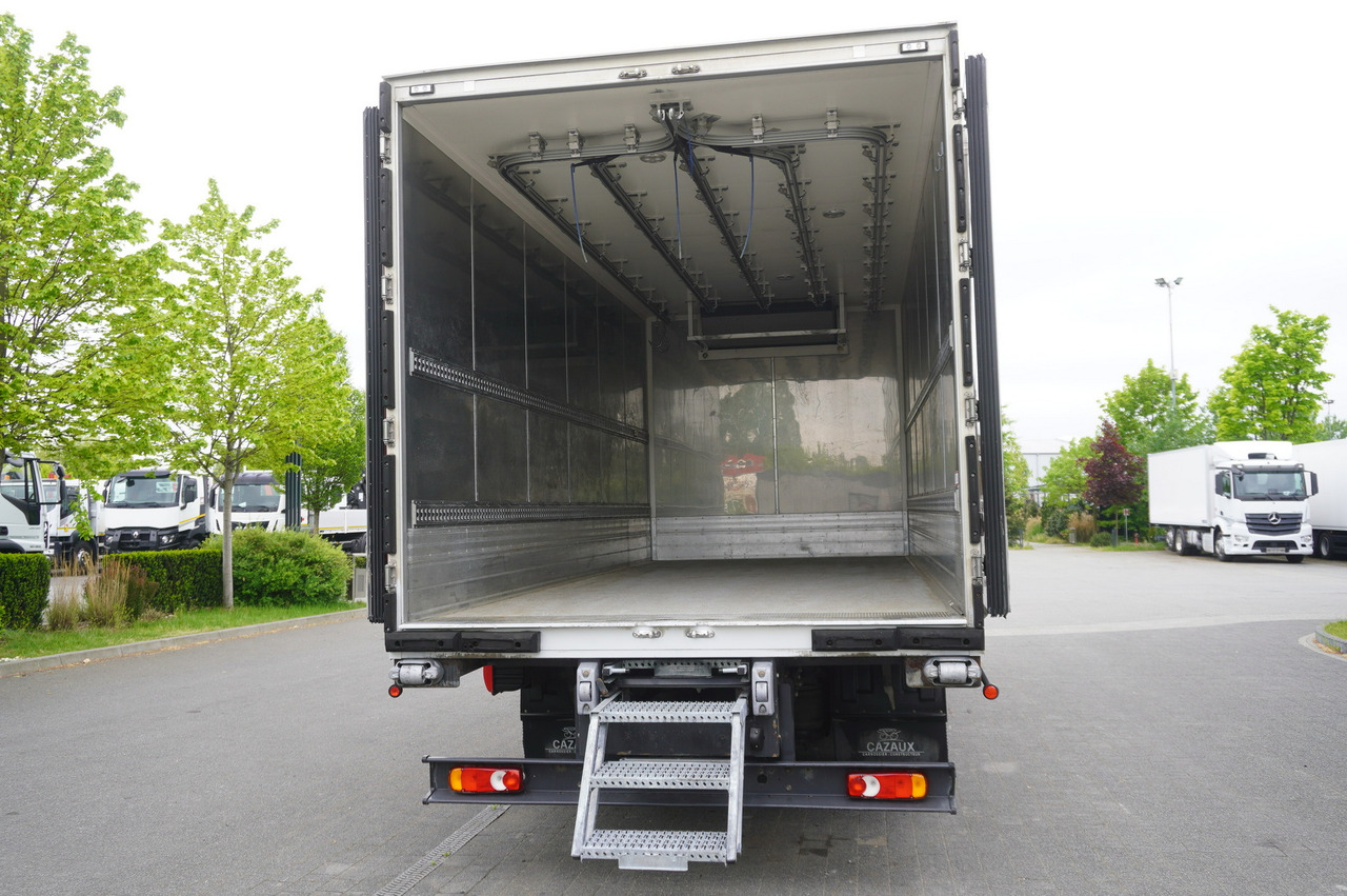 RENAULT D13 / 140 tho km !!! / Meat hook refrigerator / Thermoking T800R / 2 units - Hűtős teherautó: 5 kép. RENAULT D13 / 140 tho km !!! / Meat hook refrigerator / Thermoking T800R / 2 units - Hűtős teherautó: 5 kép.