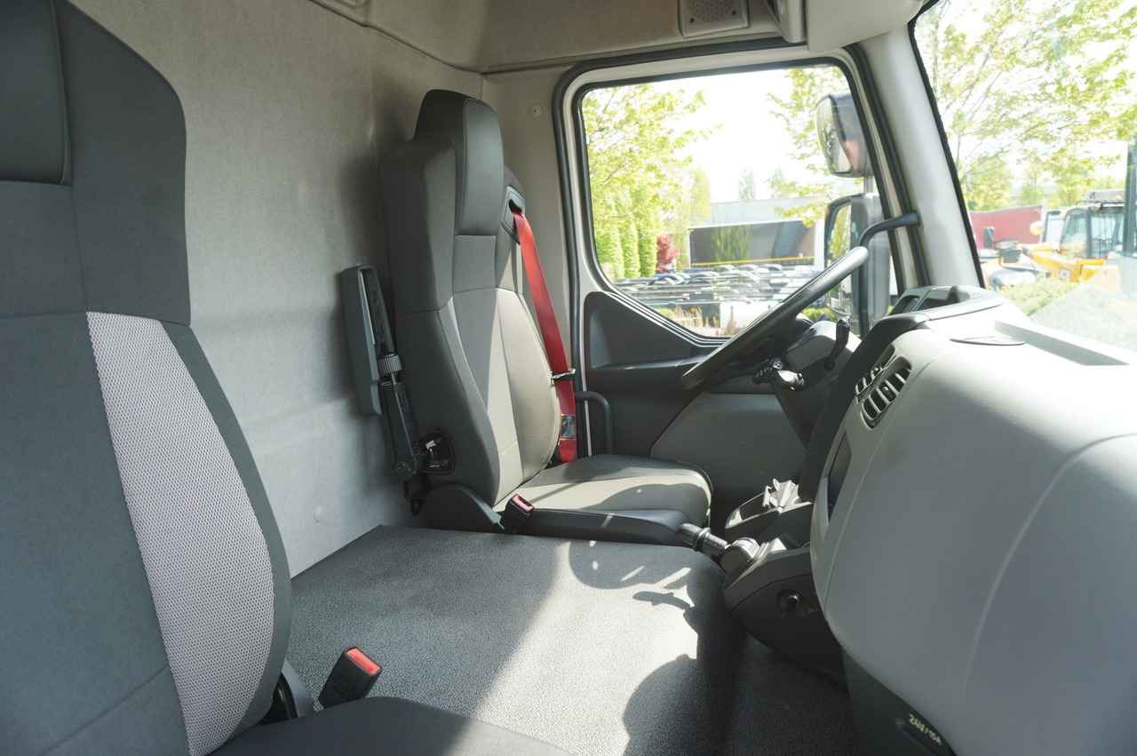 Hűtős teherautó a következők szállításához hús RENAULT D13 / 90 tho km !!! / Meat hook refrigerator / Thermoking T800R / 2 units: 28 kép.