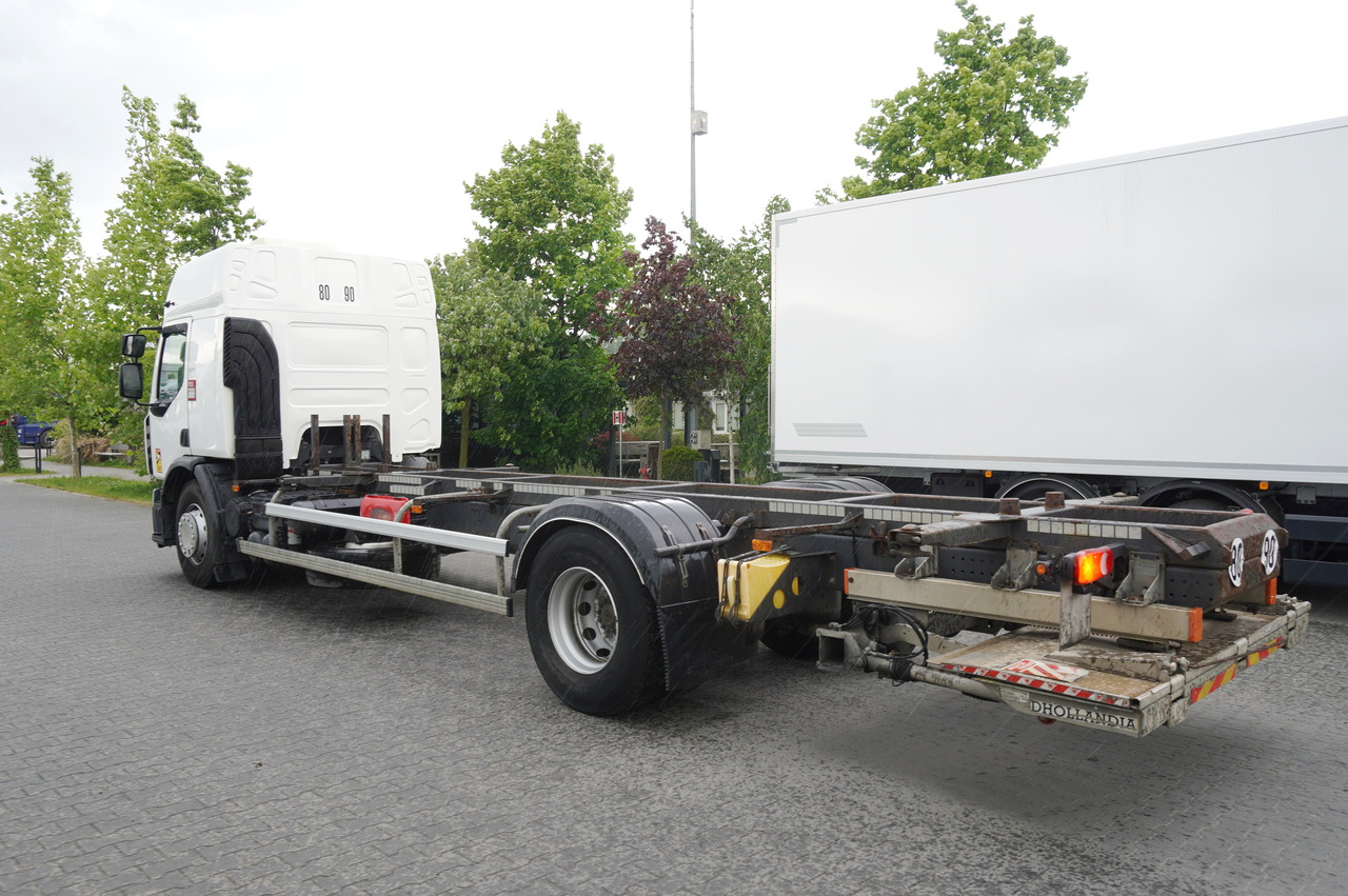 RENAULT D19 Wide Glob / BDF / load capacity 11t / 280 thousand km / tail lift - Alvaz teherautó: 3 kép. RENAULT D19 Wide Glob / BDF / load capacity 11t / 280 thousand km / tail lift - Alvaz teherautó: 3 kép.