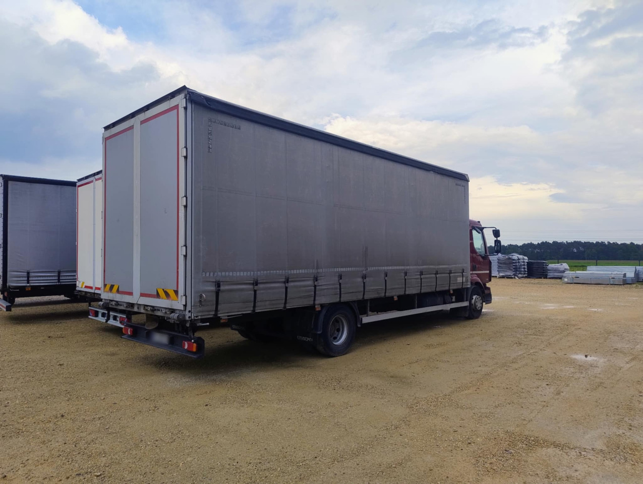 RENAULT Midlum 300 / Curtain 18 EPAL / Sleeping cab - Ponyvás teherautó: 3 kép. RENAULT Midlum 300 / Curtain 18 EPAL / Sleeping cab - Ponyvás teherautó: 3 kép.