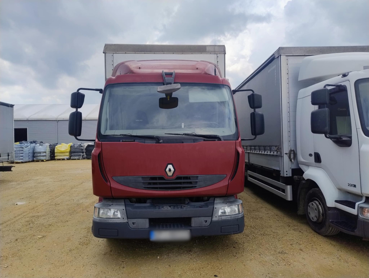 RENAULT Midlum 300 / Curtain 18 EPAL / Sleeping cab - Ponyvás teherautó: 2 kép. RENAULT Midlum 300 / Curtain 18 EPAL / Sleeping cab - Ponyvás teherautó: 2 kép.