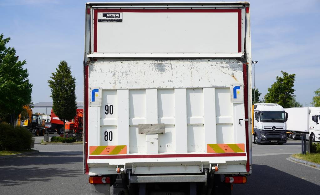 RENAULT Renault D12 E6 / Container 18 pallets / Lift - Dobozos felépítményű teherautó: 4 kép. RENAULT Renault D12 E6 / Container 18 pallets / Lift - Dobozos felépítményű teherautó: 4 kép.