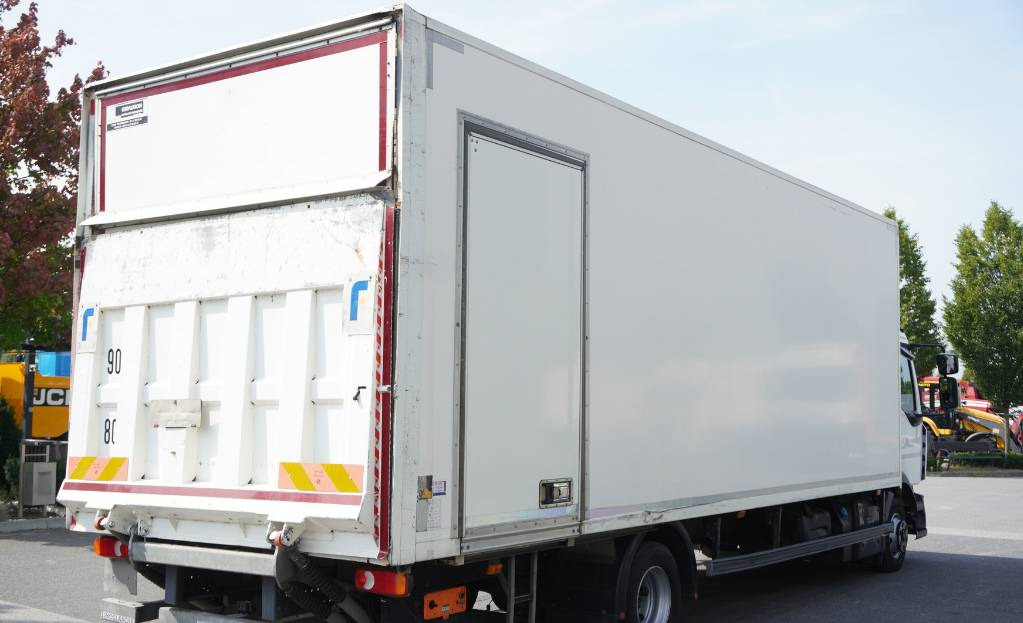 RENAULT Renault D12 E6 / Container 18 pallets / Lift - Dobozos felépítményű teherautó: 5 kép. RENAULT Renault D12 E6 / Container 18 pallets / Lift - Dobozos felépítményű teherautó: 5 kép.
