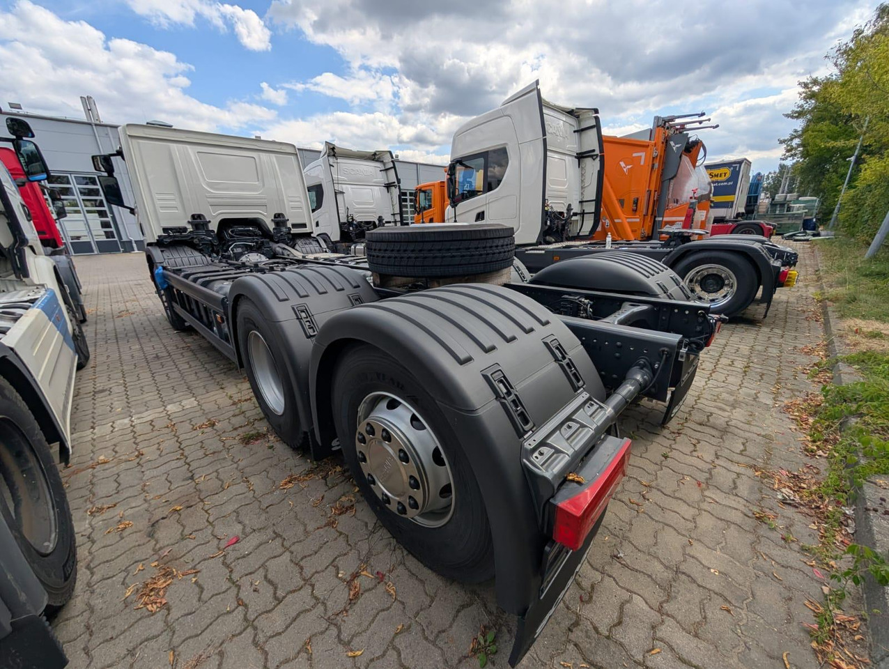 SCANIA P 340 B6x2*4NA / chassis frame / steering axle / CNG - Szemetesautó: 4 kép. SCANIA P 340 B6x2*4NA / chassis frame / steering axle / CNG - Szemetesautó: 4 kép.