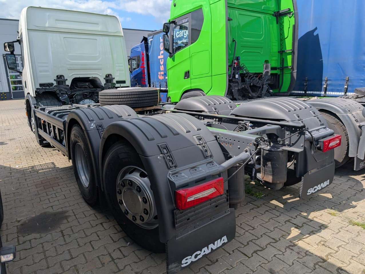 SCANIA P 340 B6x2*4NA / chassis frame / steering axle / CNG / large cab / 8 units - Szemetesautó: 4 kép. SCANIA P 340 B6x2*4NA / chassis frame / steering axle / CNG / large cab / 8 units - Szemetesautó: 4 kép.