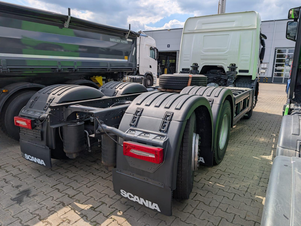 SCANIA P 340 B6x2*4NA / chassis frame / steering axle / CNG / large cab / 8 units - Szemetesautó: 3 kép. SCANIA P 340 B6x2*4NA / chassis frame / steering axle / CNG / large cab / 8 units - Szemetesautó: 3 kép.