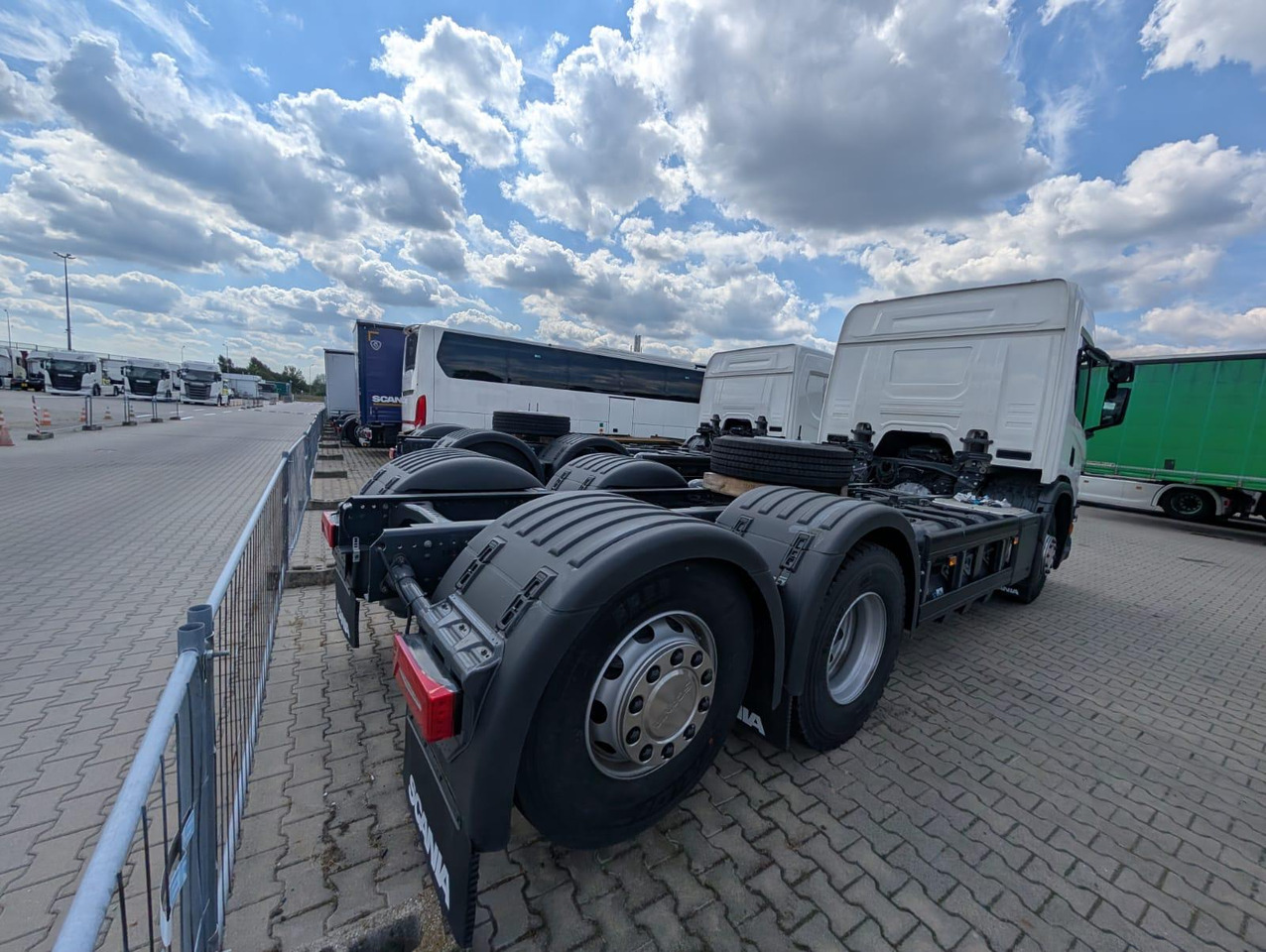 SCANIA P 340 B6x2*4NA / chassis frame / steering axle / CNG / large cab / 8 units - Szemetesautó: 4 kép. SCANIA P 340 B6x2*4NA / chassis frame / steering axle / CNG / large cab / 8 units - Szemetesautó: 4 kép.