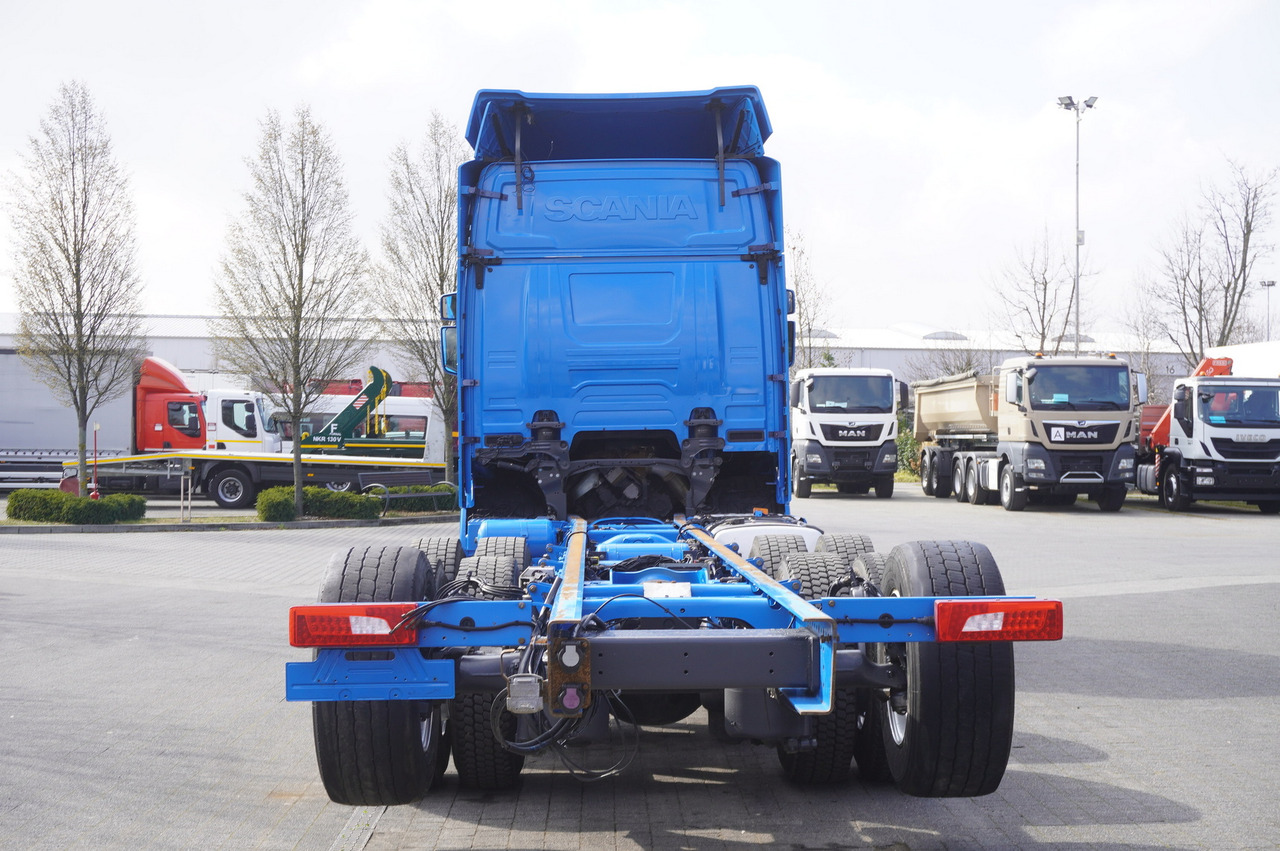SCANIA R650 V8 / 650 HP/ frame 8.8 m / steered 4th axle - Darus autó: 3 kép. SCANIA R650 V8 / 650 HP/ frame 8.8 m / steered 4th axle - Darus autó: 3 kép.