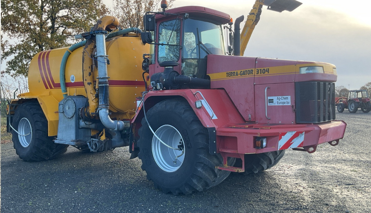 TERRA-GATOR TG 3104 Self-propelled liquid manure spreader - Szervestrágyaszóró: 4 kép. TERRA-GATOR TG 3104 Self-propelled liquid manure spreader - Szervestrágyaszóró: 4 kép.