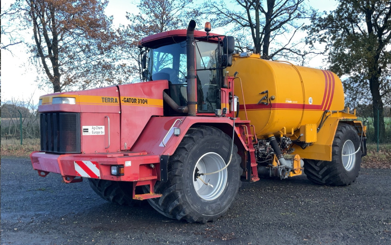 TERRA-GATOR TG 3104 Self-propelled liquid manure spreader - Szervestrágyaszóró: 1 kép. TERRA-GATOR TG 3104 Self-propelled liquid manure spreader - Szervestrágyaszóró: 1 kép.