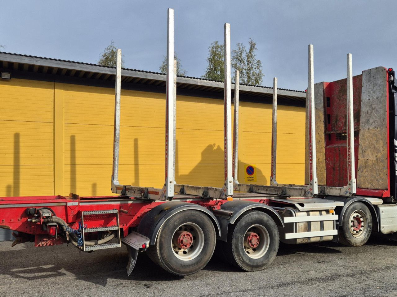 VOLVO FH 750 8x4 / 2 lifted axles / timber truck - Rönkszállító teherautó: 4 kép. VOLVO FH 750 8x4 / 2 lifted axles / timber truck - Rönkszállító teherautó: 4 kép.