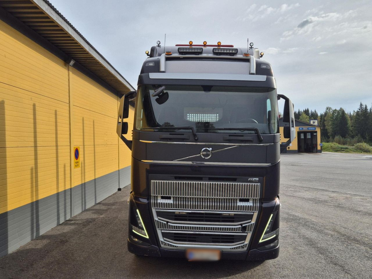 VOLVO FH 750 8x4 / 2 lifted axles / timber truck - Darus autó: 5 kép. VOLVO FH 750 8x4 / 2 lifted axles / timber truck - Darus autó: 5 kép.