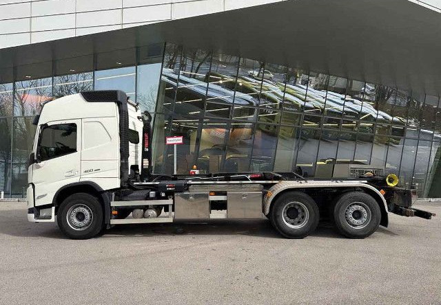 VOLVO FM 460 6X2*4 / HIAB ULT21S61 hooklift / 50 tho. km! / 2022 - Horgos rakodó teherautó: 3 kép. VOLVO FM 460 6X2*4 / HIAB ULT21S61 hooklift / 50 tho. km! / 2022 - Horgos rakodó teherautó: 3 kép.