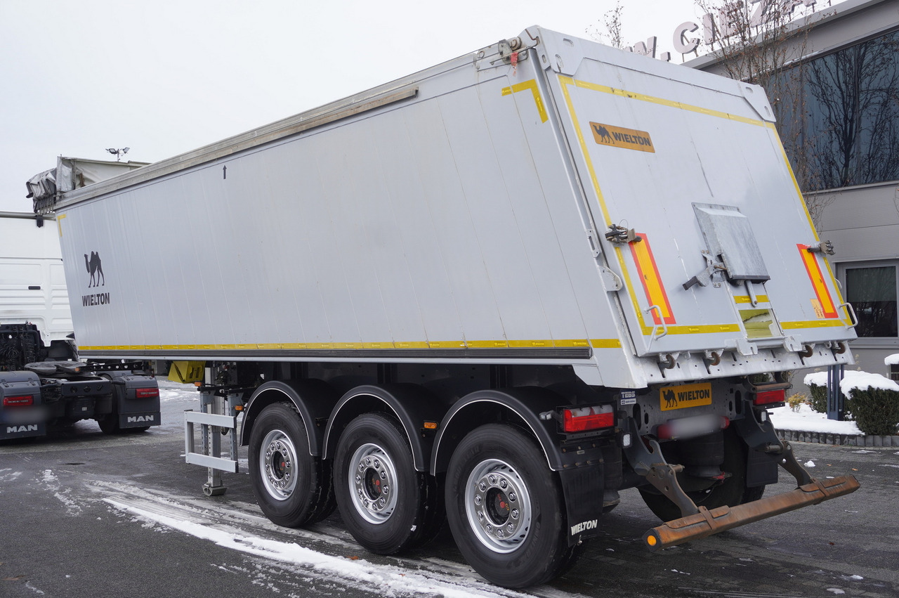 WIELTON NW-3 / weight 6.2 t / capacity 38m3 / Electrically folded roof / Teflon / 20 units, 2022 - Félpótkocsi billenőplatós: 3 kép. WIELTON NW-3 / weight 6.2 t / capacity 38m3 / Electrically folded roof / Teflon / 20 units, 2022 - Félpótkocsi billenőplatós: 3 kép.