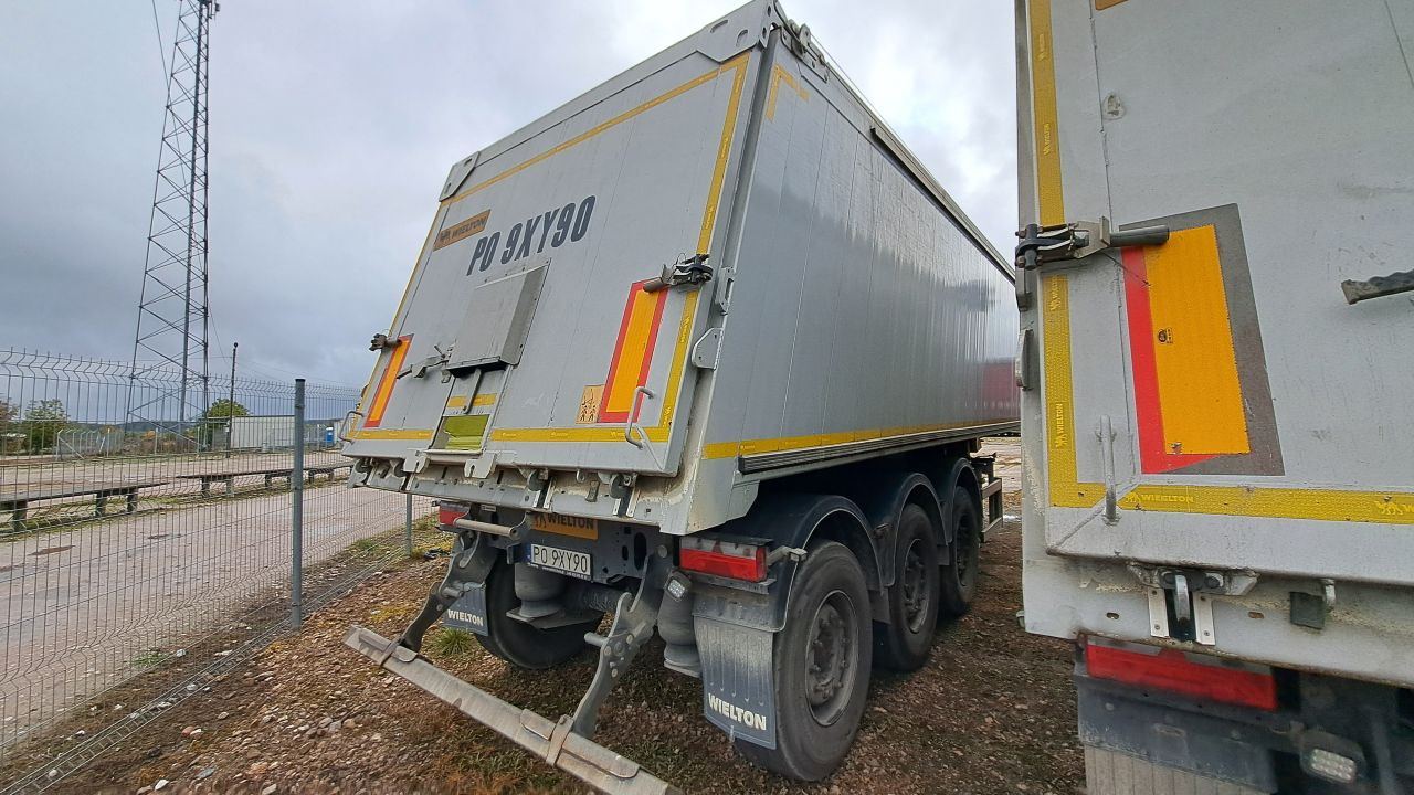 WIELTON NW-3 / weight 6.2 t / capacity 38m3 / Electrically folded roof / Teflon / 20 units, 2022 - Félpótkocsi billenőplatós: 5 kép. WIELTON NW-3 / weight 6.2 t / capacity 38m3 / Electrically folded roof / Teflon / 20 units, 2022 - Félpótkocsi billenőplatós: 5 kép.