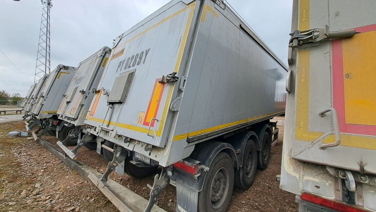 WIELTON NW-3 / weight 6.2 t / capacity 38m3 / Electrically folded roof / Teflon / 20 units, 2022 - Félpótkocsi billenőplatós: 3 kép. WIELTON NW-3 / weight 6.2 t / capacity 38m3 / Electrically folded roof / Teflon / 20 units, 2022 - Félpótkocsi billenőplatós: 3 kép.